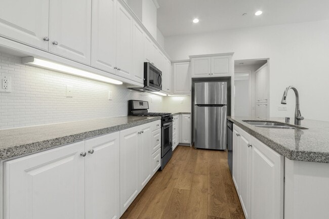 Building Photo - Desirable Eastwood Village Home