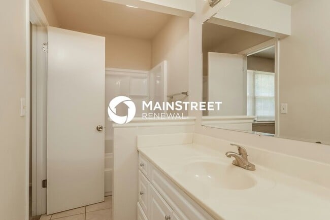 Building Photo - 3 Bedroom Pet-Friendly Home in Independence, MO with Main Street Renewal