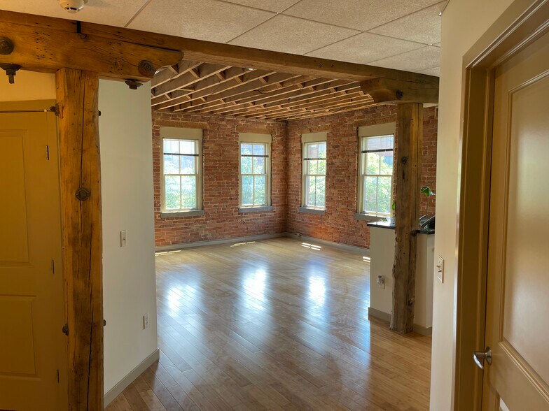 Entrance View - 202 Walton St