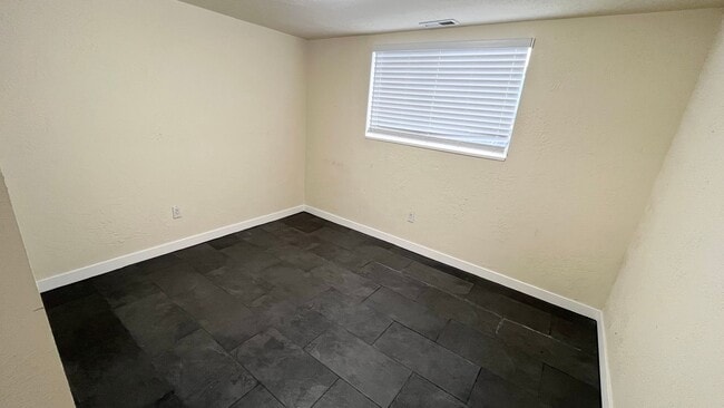 Building Photo - 5 Bedroom/4 Bathroom Home in West Valley City