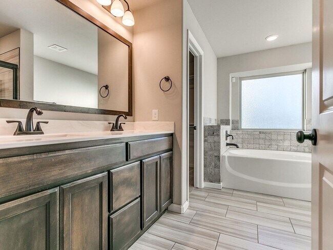 Building Photo - 3bed/2bath Home Available in the Heart of Newcastle!