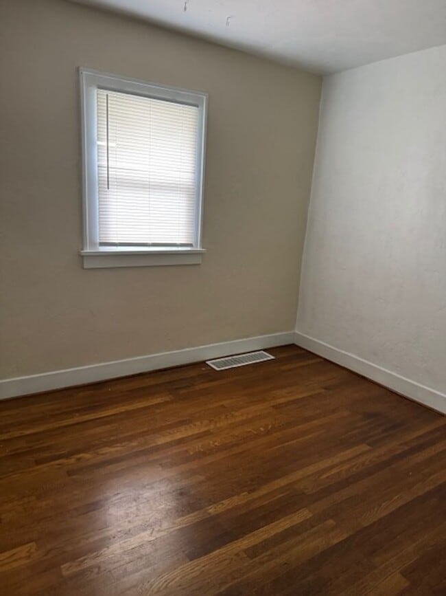 Building Photo - ALL PROSPECTIVE TENANTS MUST SUBMIT A $58 ...
