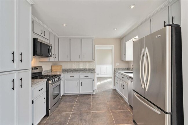 Building Photo - 3230 Cedar Bluff Dr NE