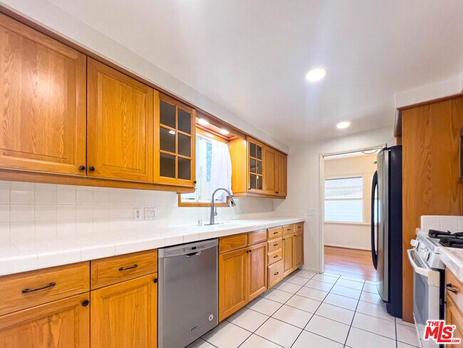 Building Photo - 626 Irving Dr