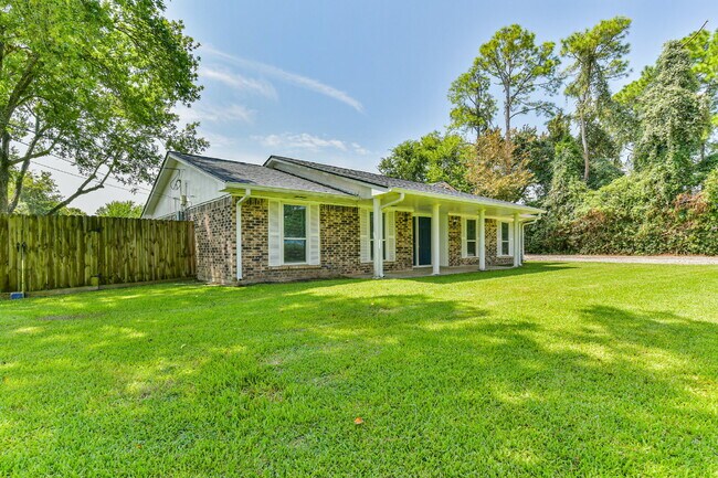 Building Photo - Rare Horse-Ready Property in Manvel