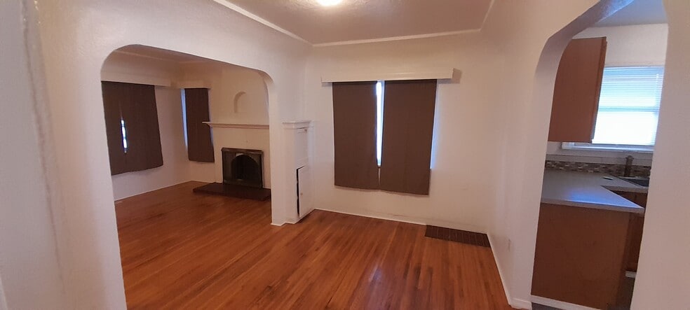 Dining Room - 4620 N Wall St