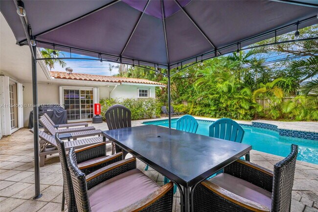 Building Photo - 7711 Coquina Dr