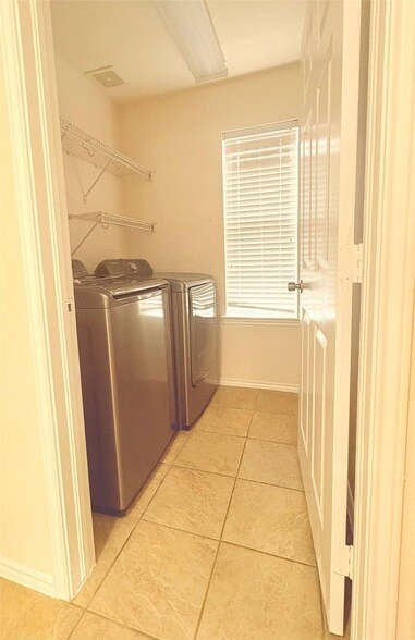 Building Photo - 5818 Kenwood