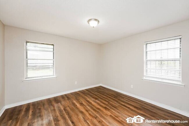 Building Photo - Newly renovated spacious 4 bed/2 bath, wit...