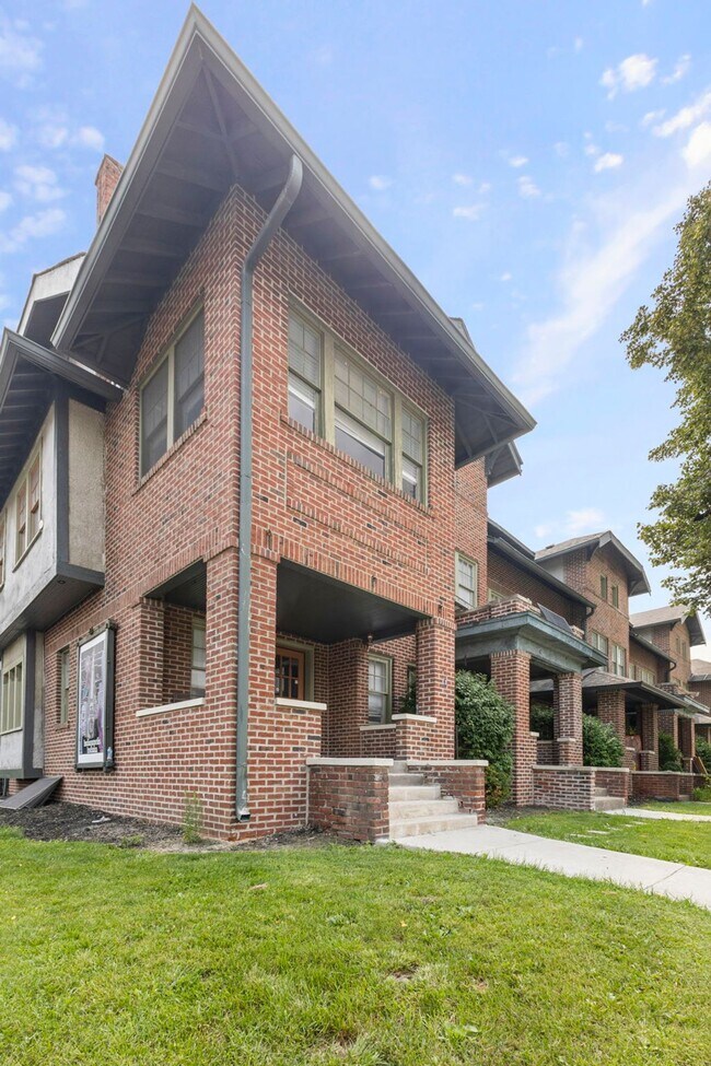 Building Photo - 5703 E Washington St