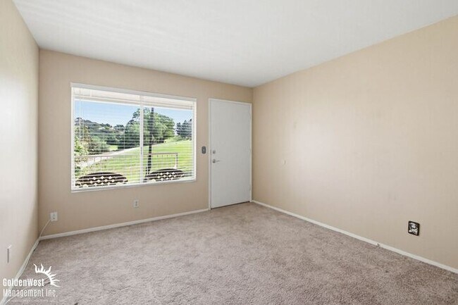 Building Photo - Charming 1Bdm 1Ba Condo with Scenic Golf Course Views at Mountain Meadow!