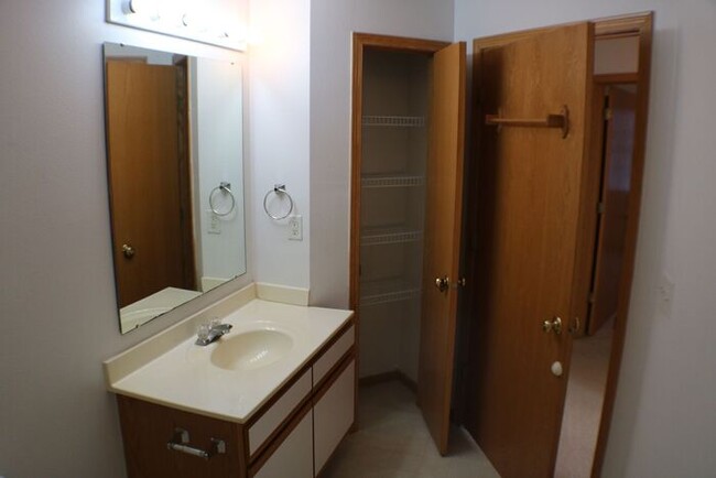 Building Photo - $1,195 | 2 Bedroom, 1 Bathroom Condo | No ...