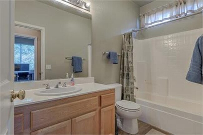 Building Photo - Stunning East Davis home available for fall move in!