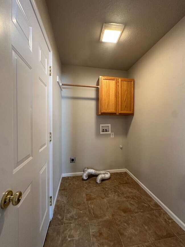 Building Photo - 1297 NE Dawson Dr