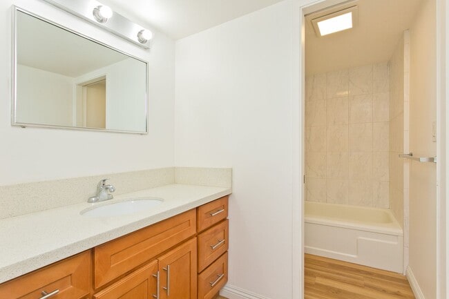 Building Photo - AVAILABLE NOW !!!!  Conveniently Located O...