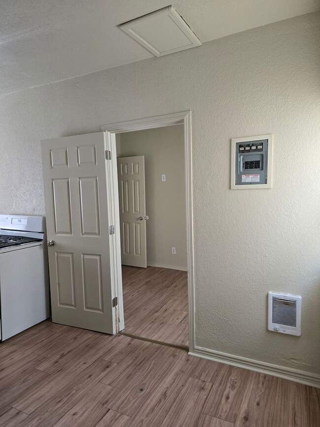 Building Photo - Cozy 2 Bedroom Cottage