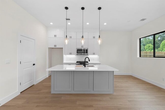 Building Photo - 6139 W Forest Dr