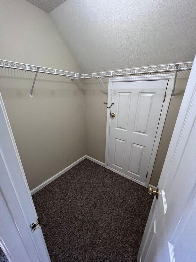 Building Photo - Jason 378-380