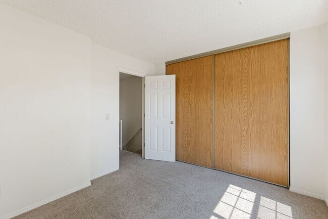 Building Photo - Immaculate 2-Story Townhome with Fireplace...