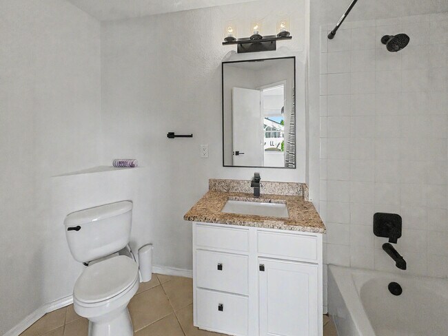 Building Photo - 6501 San Antonio Dr NE