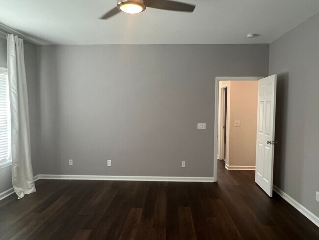 Building Photo - Beautiful Home, Mid-Island in Yacht Cove!