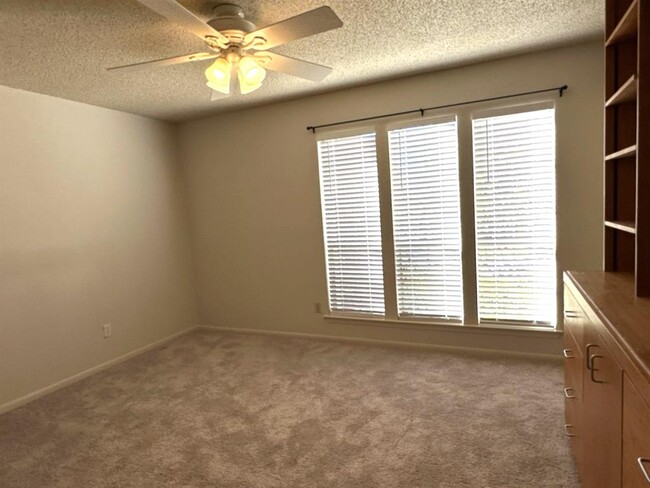 Building Photo - 2314 Farnswood Cir