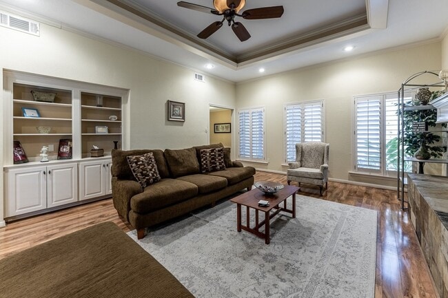 Building Photo - 422 River Oaks Dr