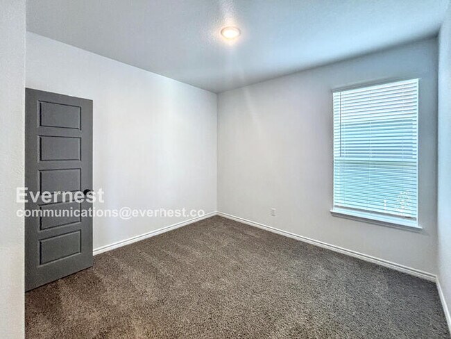 Building Photo - Limited Time Special Offer / 3 Bed, 2 Bath Home with Fenced Yard & Garage / Pet-Friendly / Availa...
