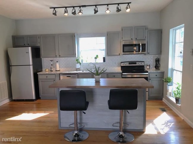 Building Photo - 2 br, 2.5 bath House - 815 Boylston