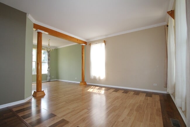 Building Photo - 24313 White Oak Dr