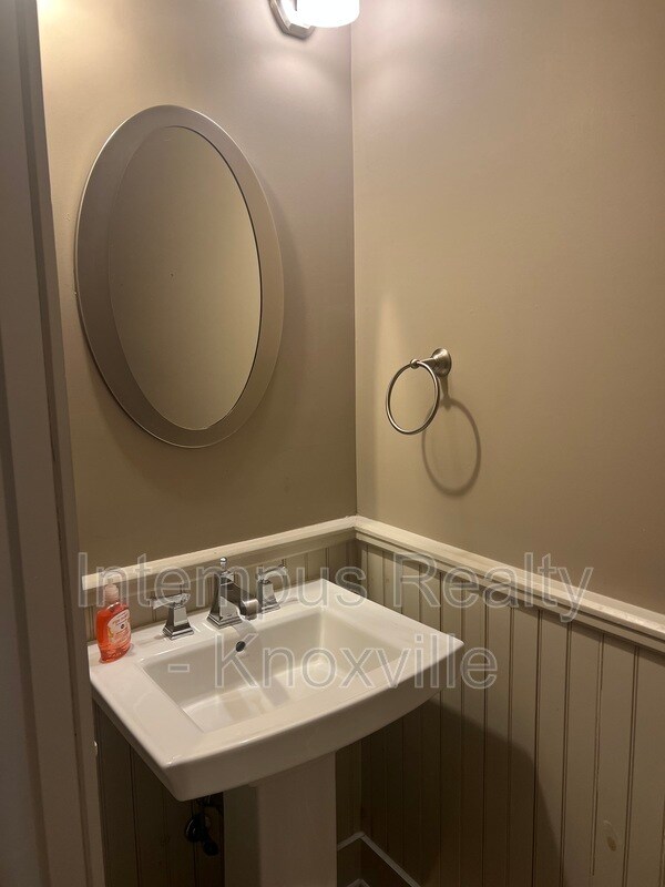 Building Photo - 229 Deaderick Ave