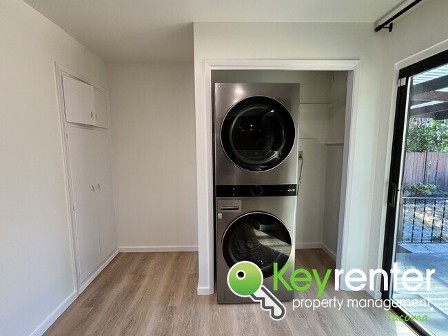 Building Photo - Charming 2-Bedroom Home with Modern Upgrad...