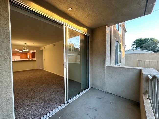 Building Photo - Spacious 2bed2bath Newly Renovated condo, Ready got Move In! adjacent to Warner Center/Woodland H...