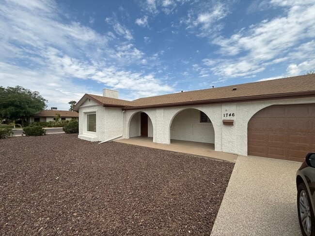 Building Photo - Spacious 3 Bedroom + Den Near Phoenix Country Club
