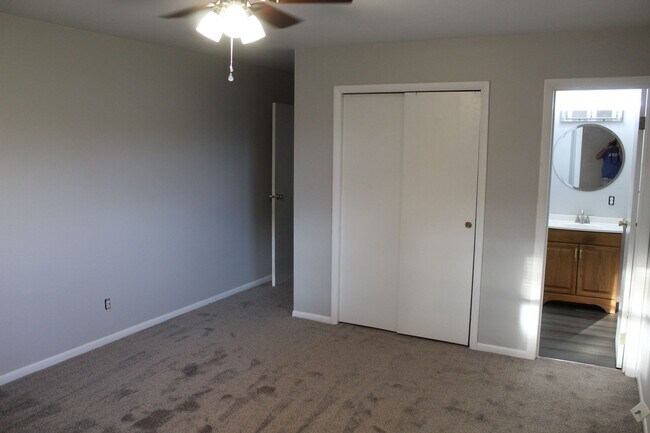Building Photo - Newly Remodeled 2 Bedroom Duplex in Avon!