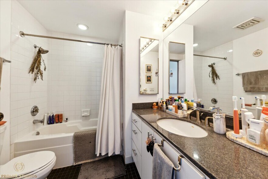 Building Photo - 1720 N Marshfield Ave