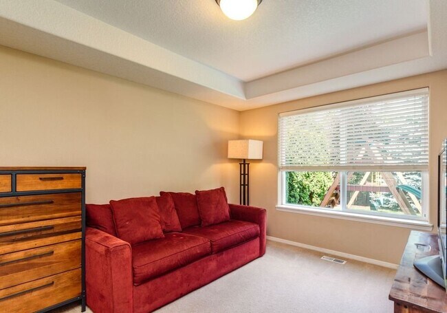 Building Photo - Beautiful Spacious Home!