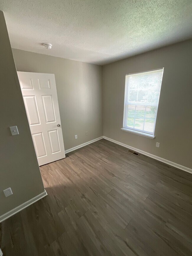 Building Photo - 3 Bed 1.5 Bath