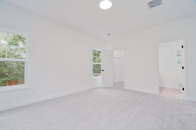 Building Photo - Modern New Build Minutes from Downtown Cha...