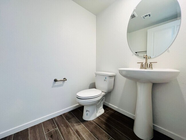 Building Photo - s 4 bedroom 2.5 Bathrooms with Loft, home ...