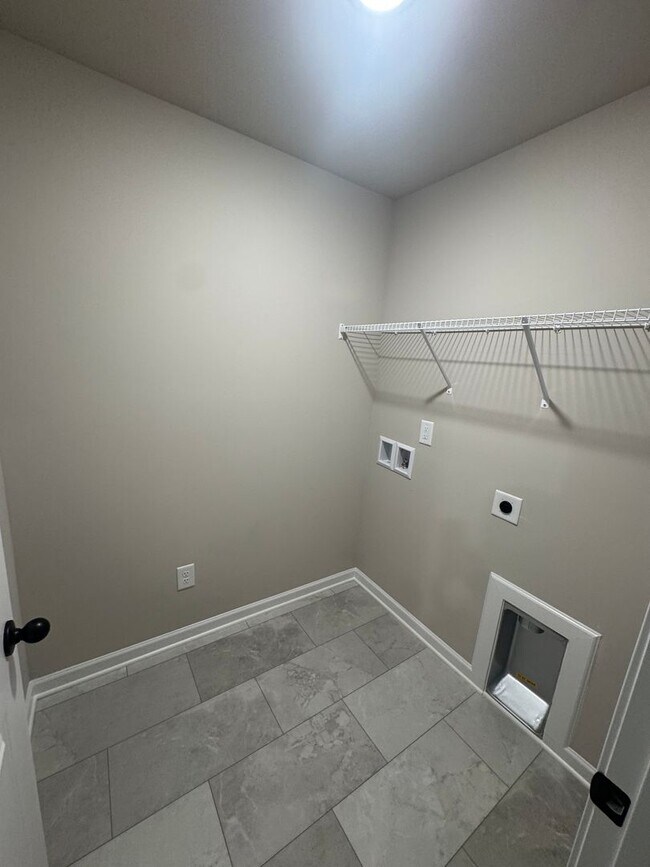 Building Photo - Move In Ready 4BR/2.5BA Home located in Stoneygreen Community