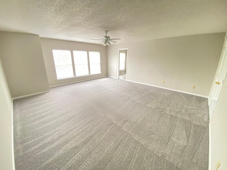 Building Photo - 5843 Amber Ln