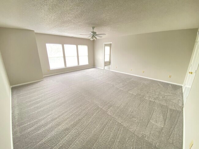 Building Photo - 5843 Amber Ln