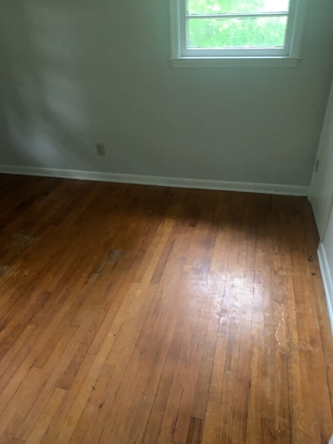 Building Photo - 2 Bedroom 1 bathroom