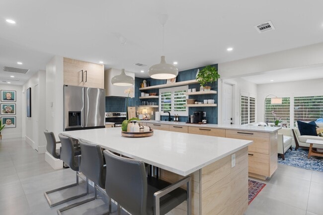 Building Photo - 450 NE 5th Cir