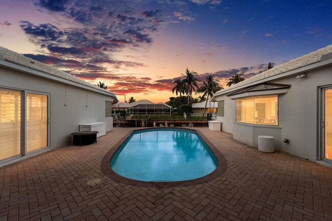 Building Photo - 1332 Tamarind Way