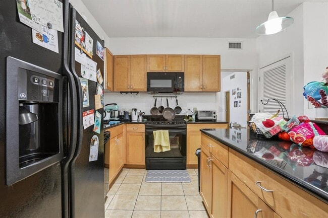 Building Photo - 711 W 26th St