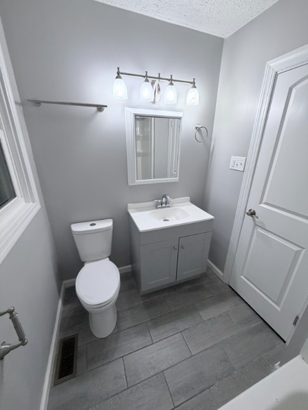 Building Photo - 205 Alesa Dr