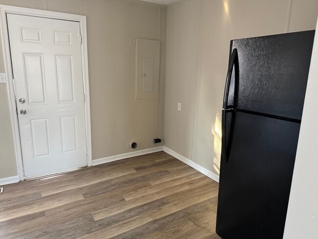 Building Photo - 2 Bedroom Home in a Central Area!