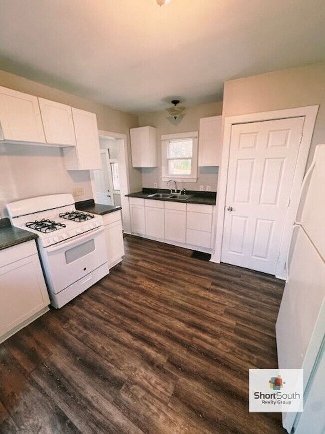 Building Photo - Updated 2 Bed 1 Bath home on the SE side